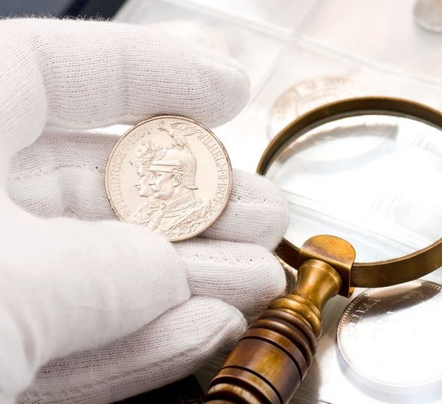  Numismática Trilla persona con moneda en la mano